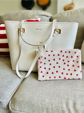 Anne Klein White Tote Bag with Heart Print Pouch
